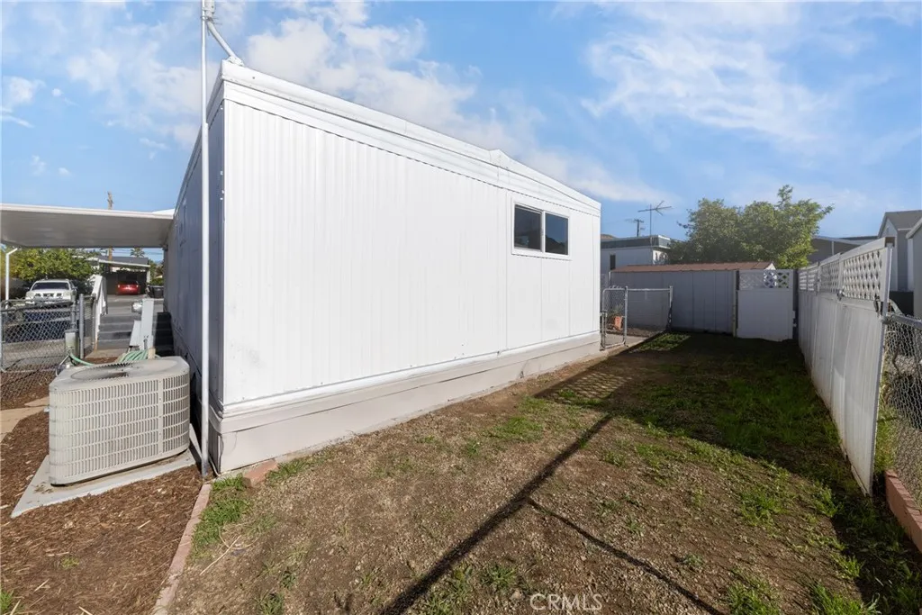 Additional image 42 of 65 Round table Unit 65, Riverside, CA 92507