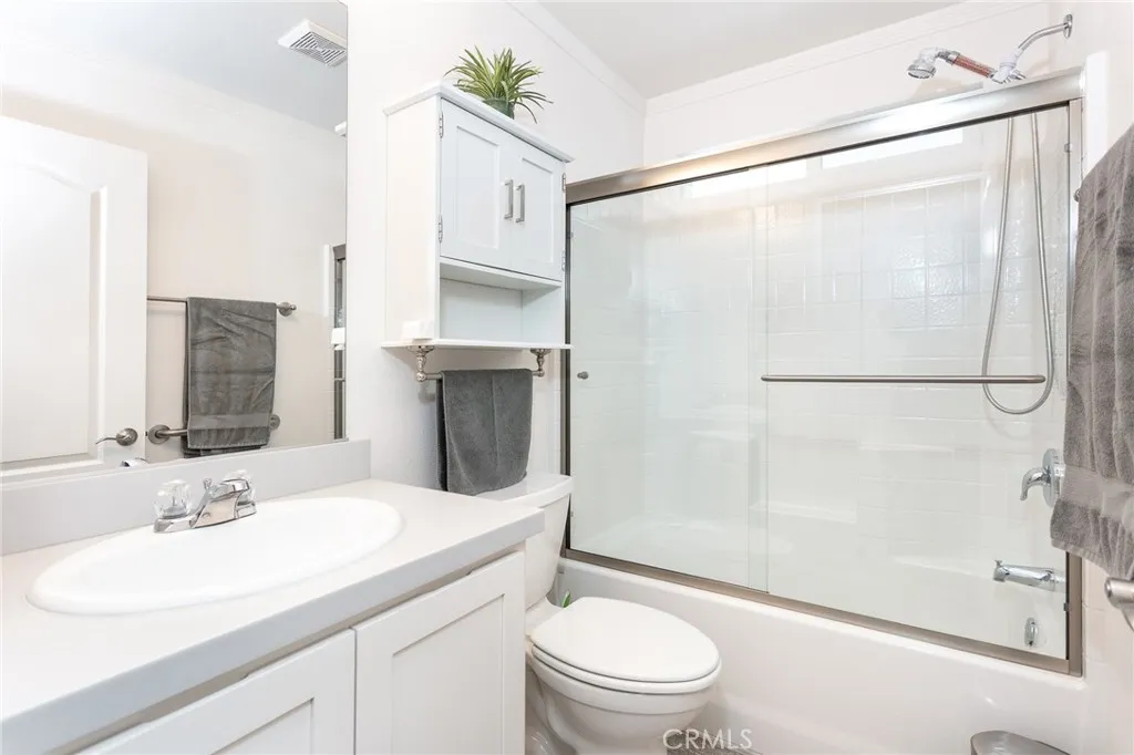 Additional image 34 of 18 Portola, San Fernando, CA 91345