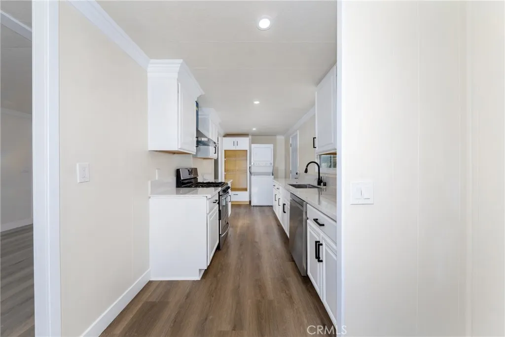 Additional image 49 of 65 Round table Unit 65, Riverside, CA 92507