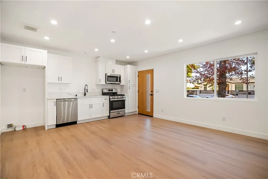 Additional image 4 of 6933 Jellico Avenue, Lake Balboa, CA 91406