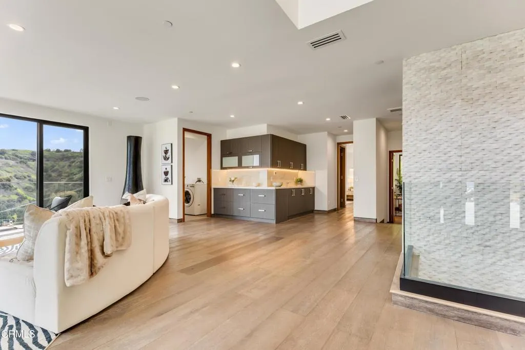 Additional image 86 of 12480 Viewcrest Road, Los Angeles, CA 91604