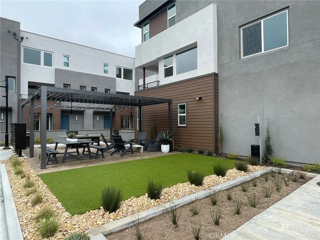 Additional image 3 of 691 S lyon Street, Santa Ana, CA 92705