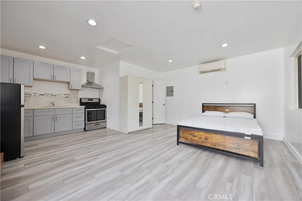 Additional image 10 of 19140 Hartland, Reseda, CA 91335