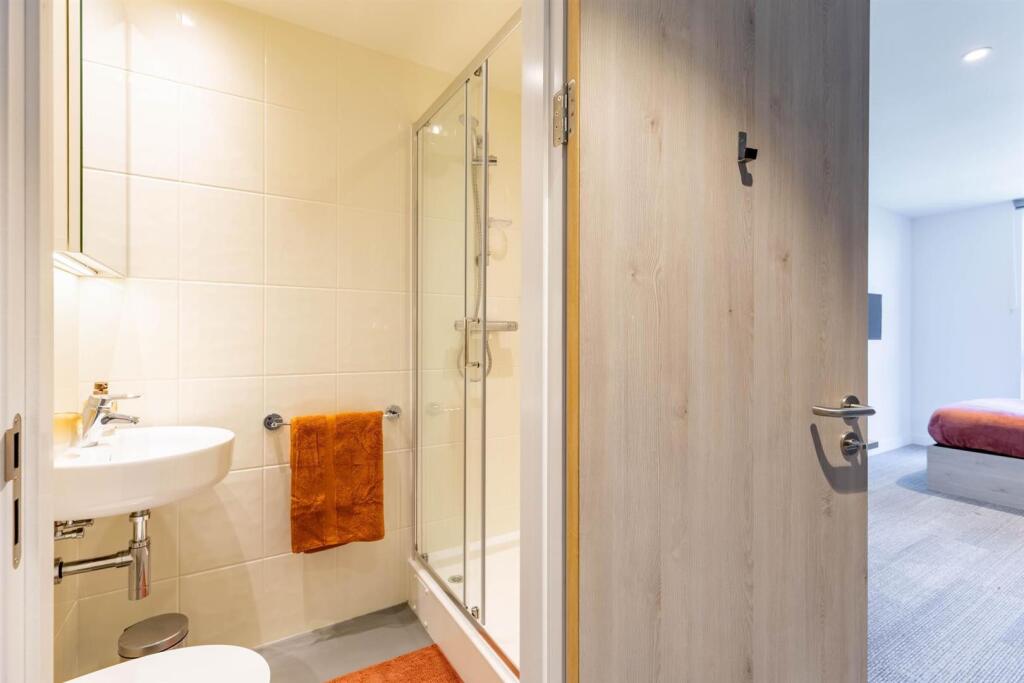 Additional image 5 of Aberdeen | Student | September | AB11