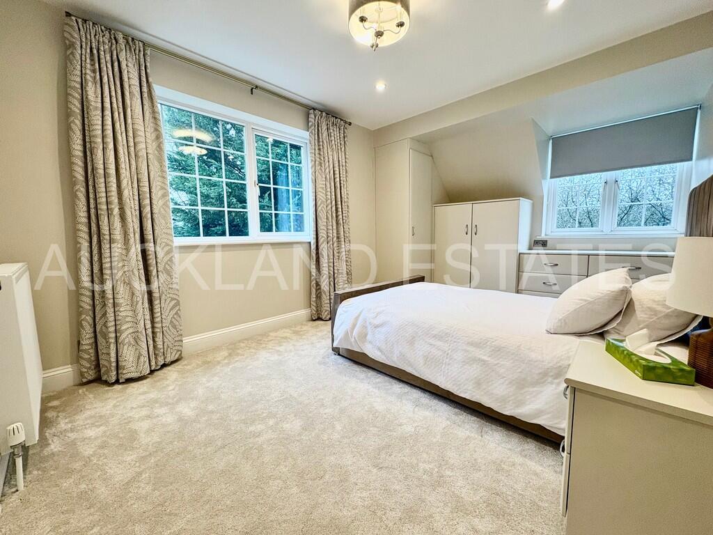 Additional image 31 of Foxes Lane, Brookmans Park, AL9