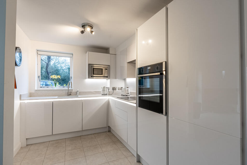 Additional image 3 of Astwick Manor, Coopers Green Lane, Hatfield, Hertfordshire, AL10