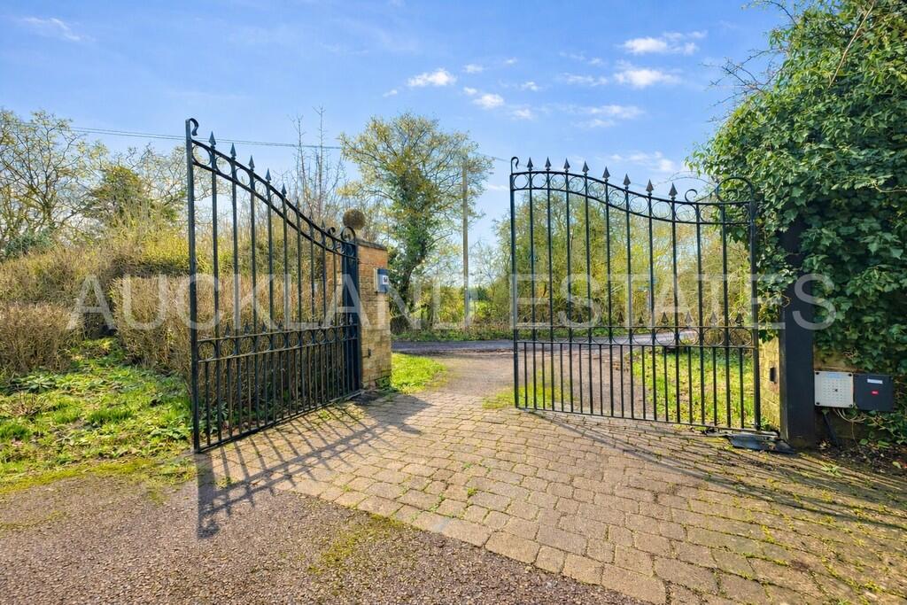 Additional image 45 of Foxes Lane, Brookmans Park, AL9