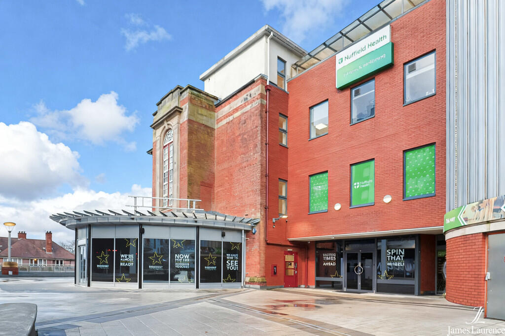 The Green Apartments, Broadway Plaza, B16