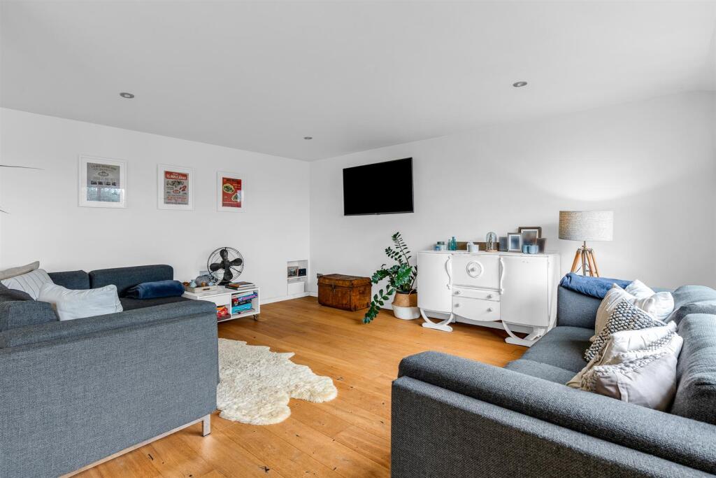 Additional image 8 of Godfries Close, Tewin, Welwyn