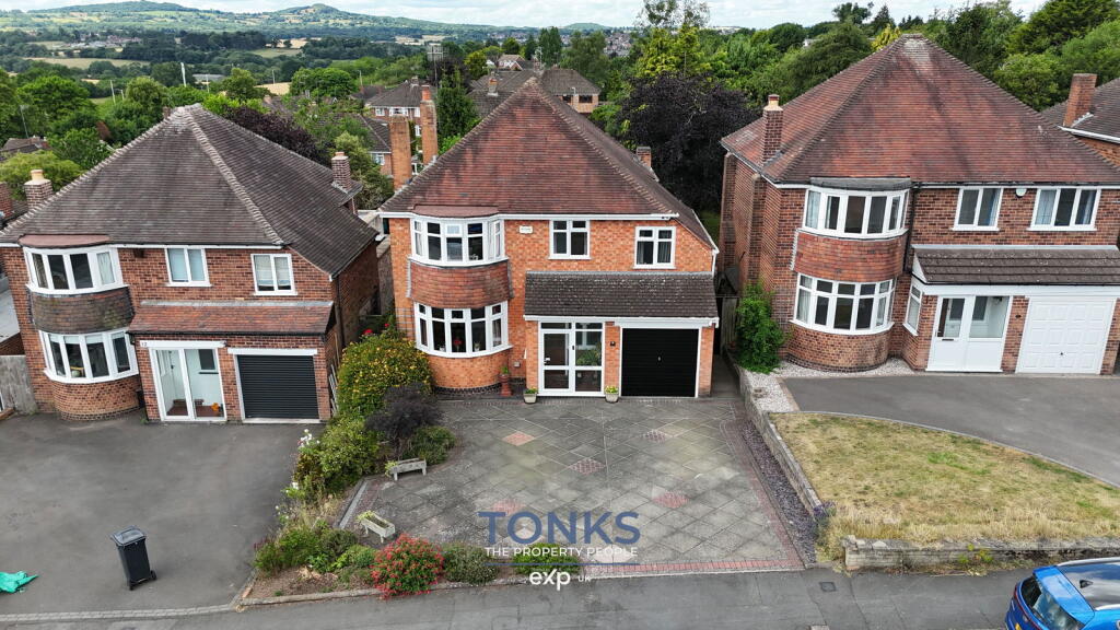 Longlands Road, Halesowen, B62 0AY