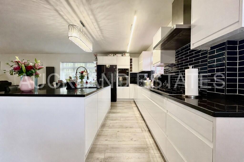 Additional image 42 of Swanland Road, Brookmans Park