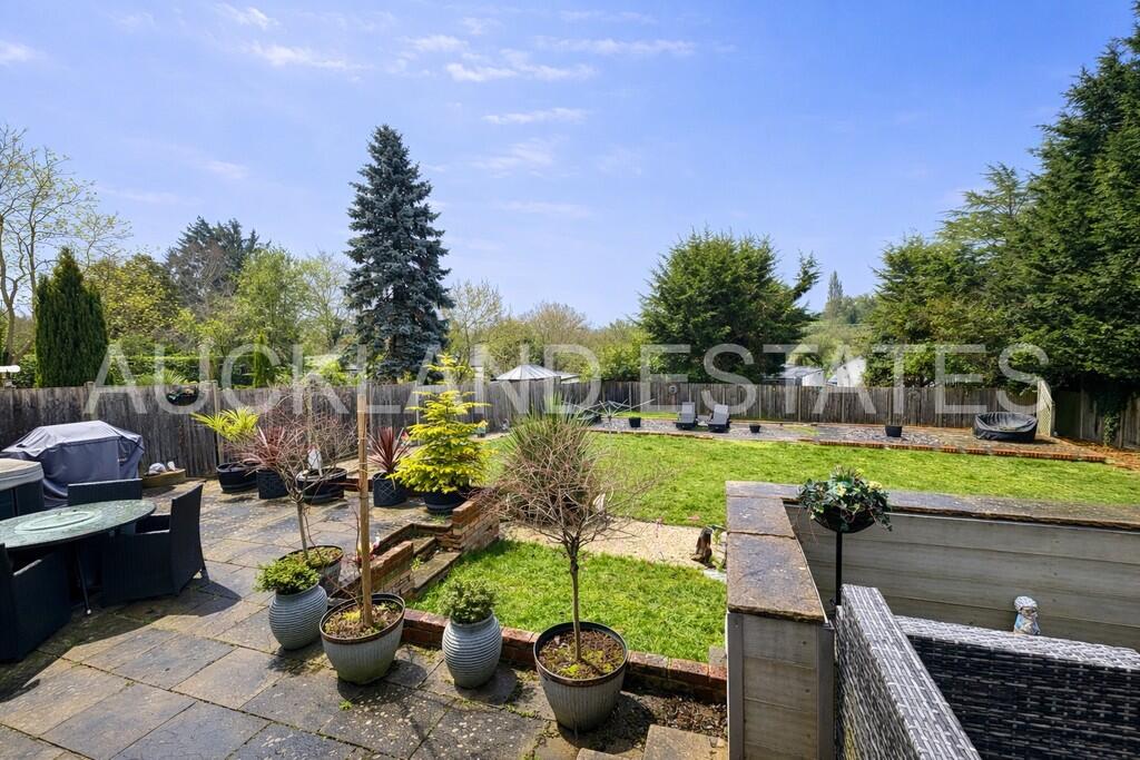 Additional image 28 of Swanland Road, Brookmans Park