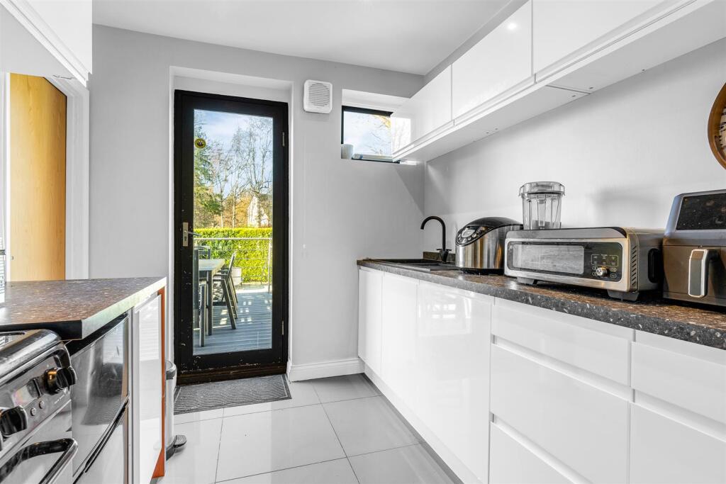 Additional image 13 of Canonsfield Road, Welwyn