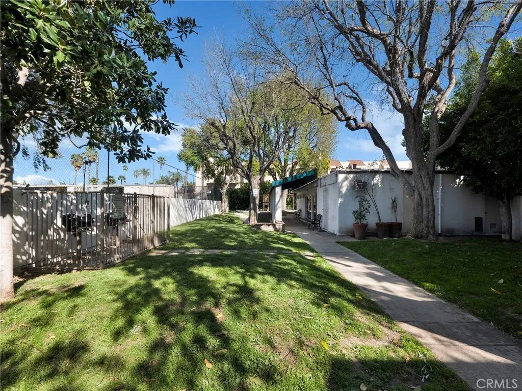 Additional image 3 of 18547 Collins Street Unit B24, Tarzana, CA 91356