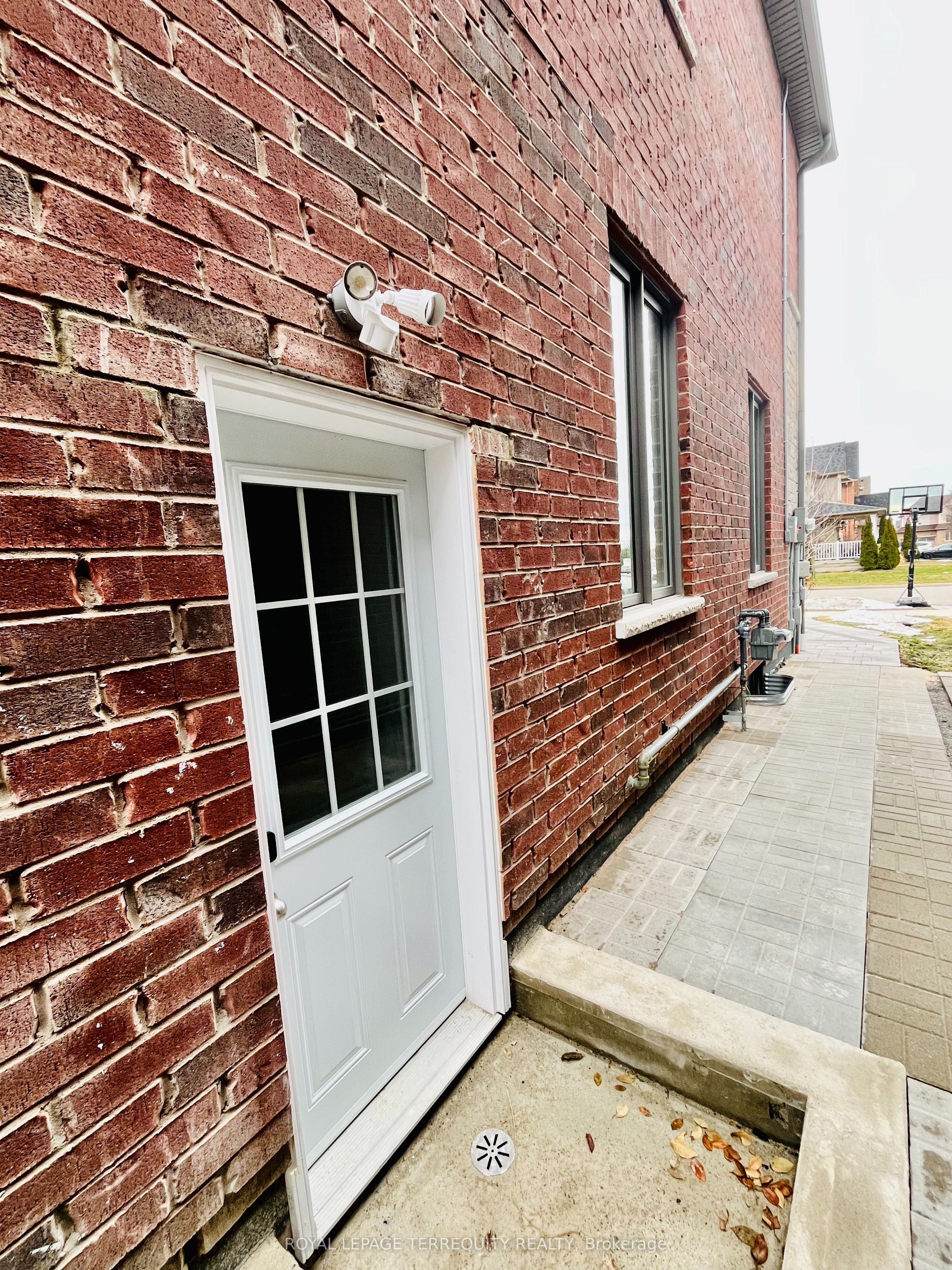 Additional image 2 of BSMT-43 Claridge Crescent, Whitby, ON, L1R 0G8