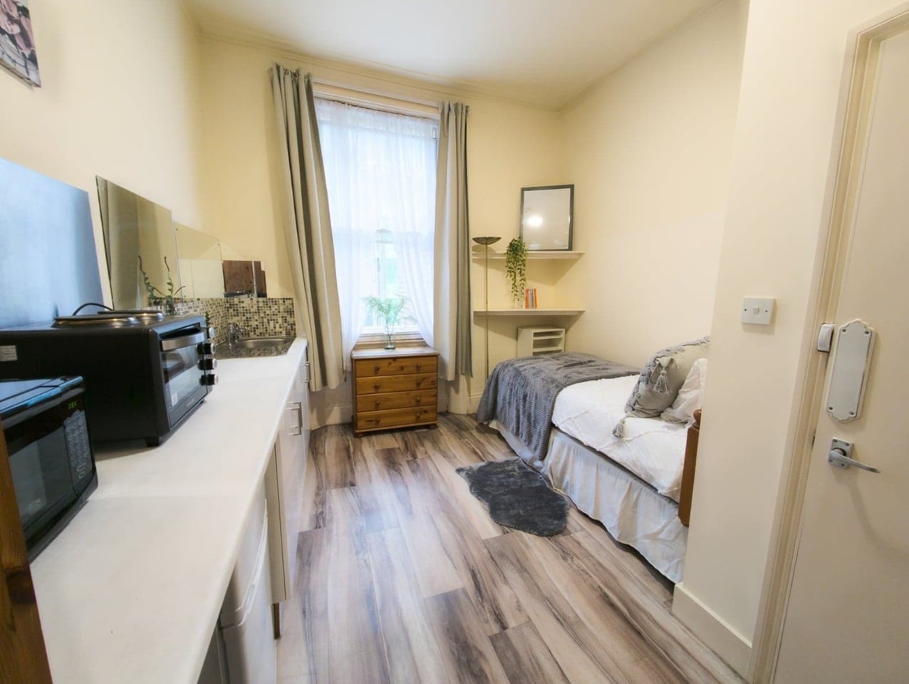 Bedsit, Claverton St, SW1V, N1 7GU