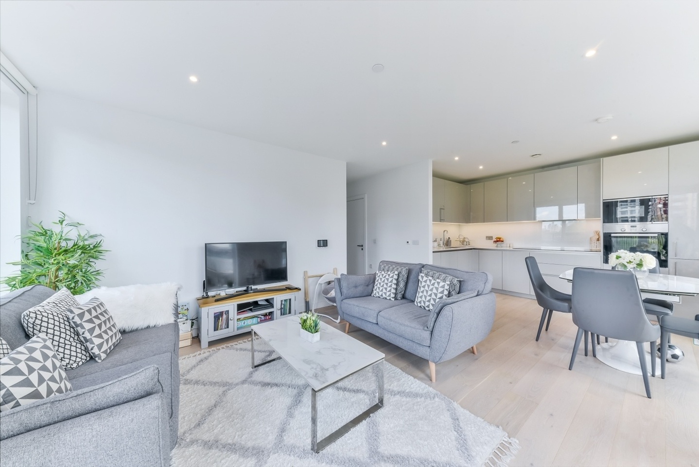 2 Bed Flat, Weymouth Building, SE17, N1 7GU