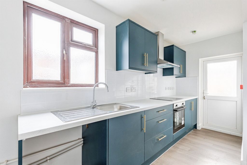 3 bed flat for saleBirchall Road, Rushden NN10 photo 5