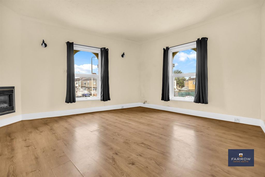 3 bed flat for salePark Street, Grimsby DN32 photo 2