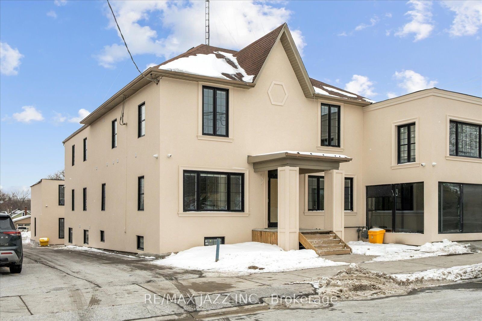 251 Simcoe Street South