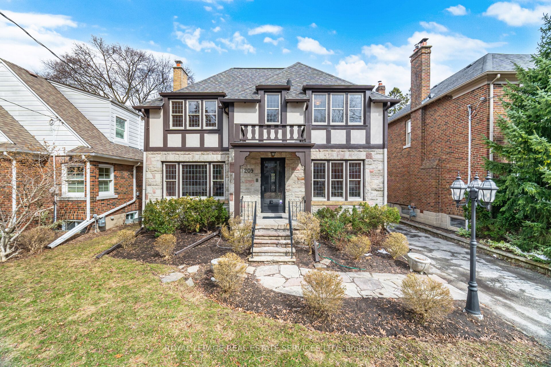 209 Grenview Boulevard S, Toronto, ON, M8Y 3T9