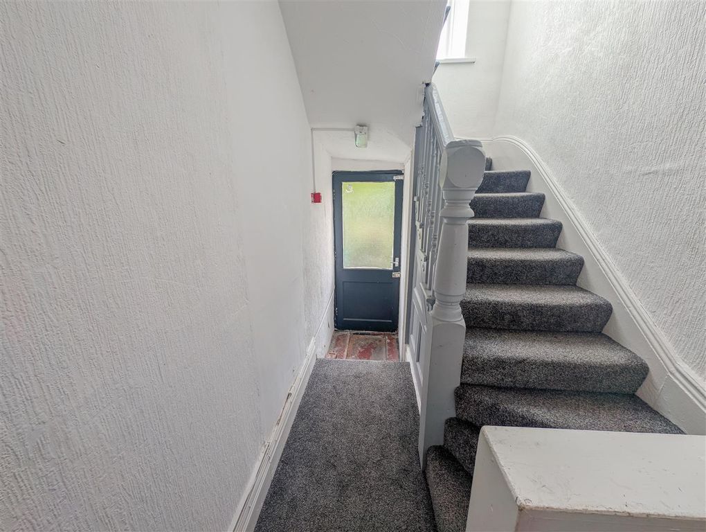 5 bed flat for saleWood Road, Treforest CF37 photo 2
