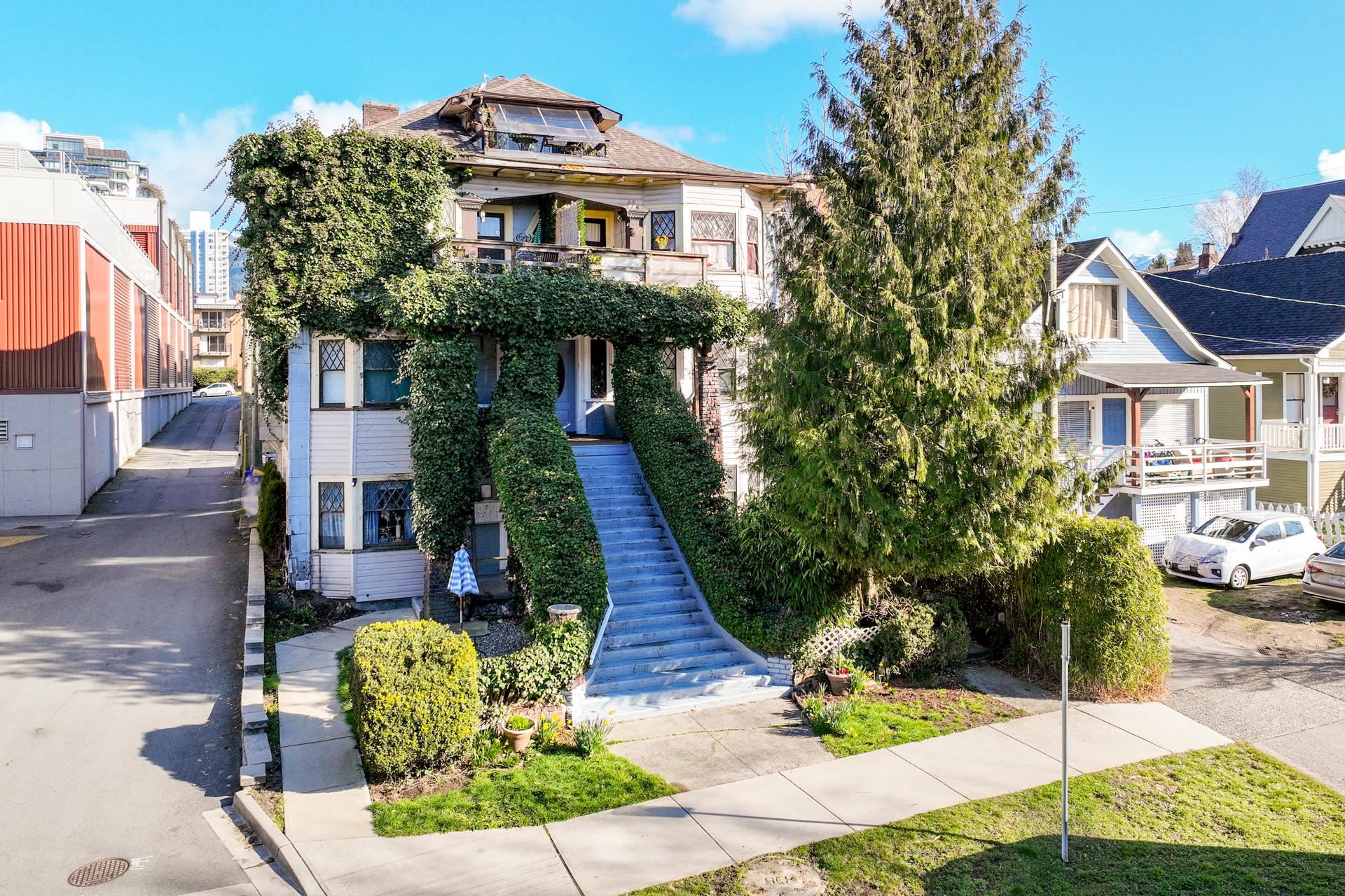 160 10th Street E, North Vancouver, BC, V7L 2C8