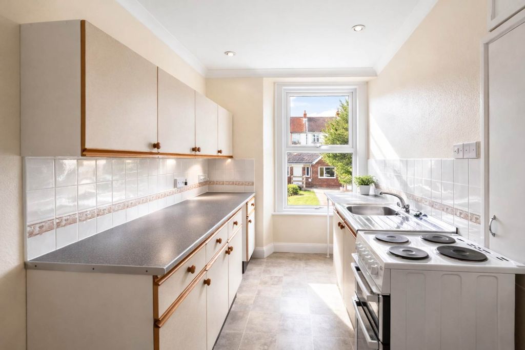 2 bed flat for saleMilton Road, Weston-Super-Mare BS23 photo 2