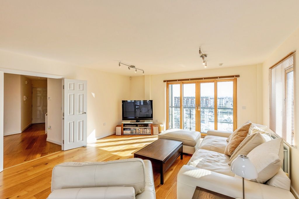2 bed flat for saleLockside, Bristol, Avon BS20 photo 4