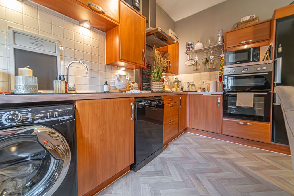 2 bed flat for saleSarno Square, Abergavenny NP7 photo 4