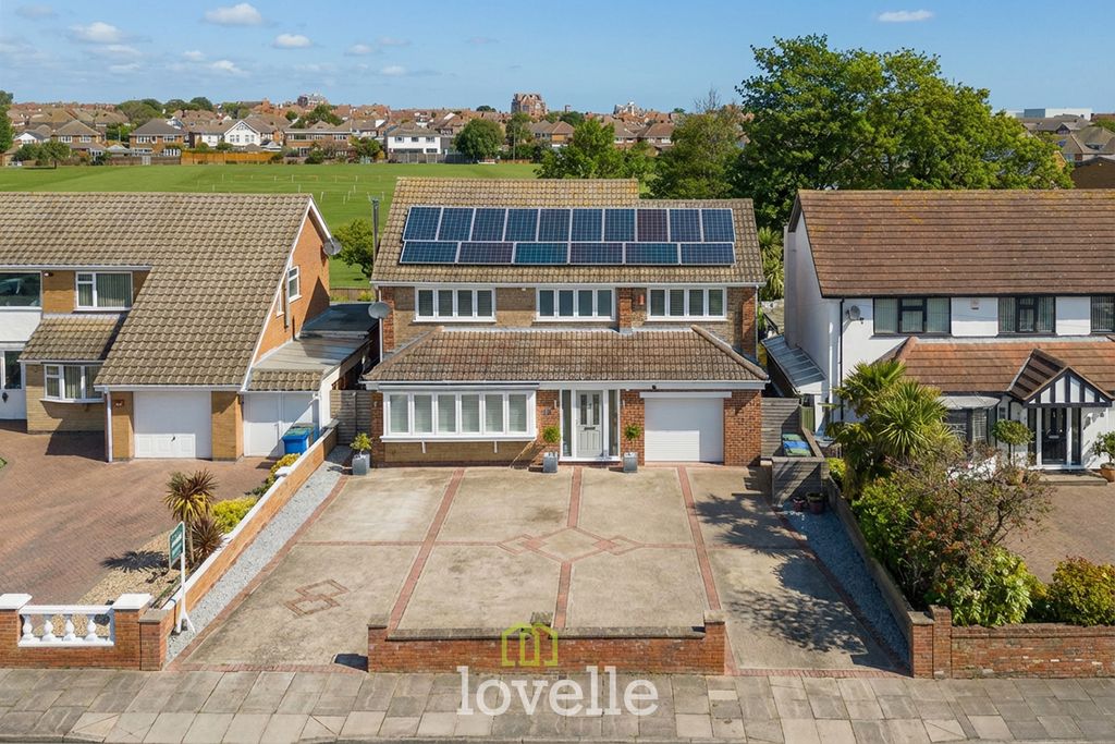 5 bed detached house for saleChichester Road, Cleethorpes DN35