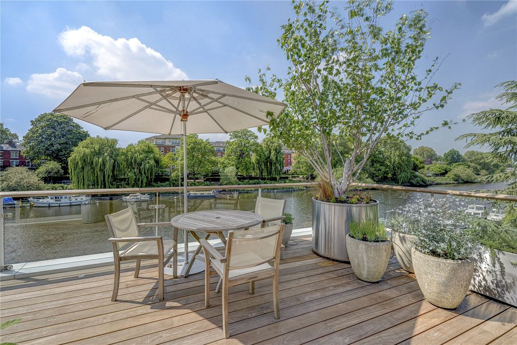 3 bed flat for salePetersham Road, Richmond, Surrey TW10 photo 2