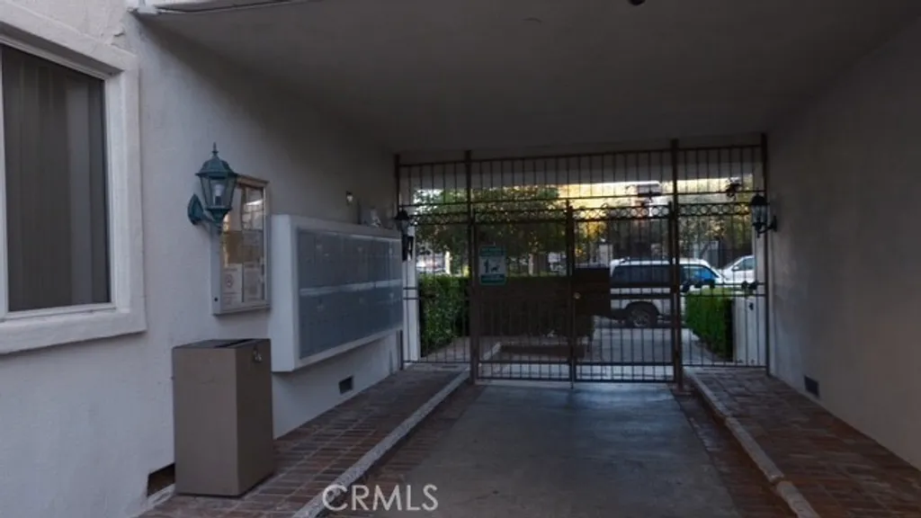 Additional image 3 of 18555 Collins St Unit C33, Tarzana, CA 91356