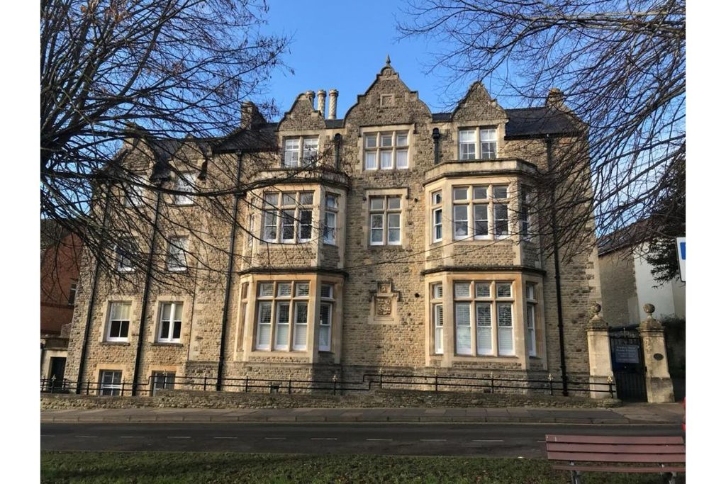 2 bed flat for saleHigh Street, Brackley NN13