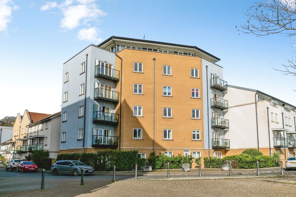 2 bed flat for saleLockside, Bristol, Avon BS20 photo 2