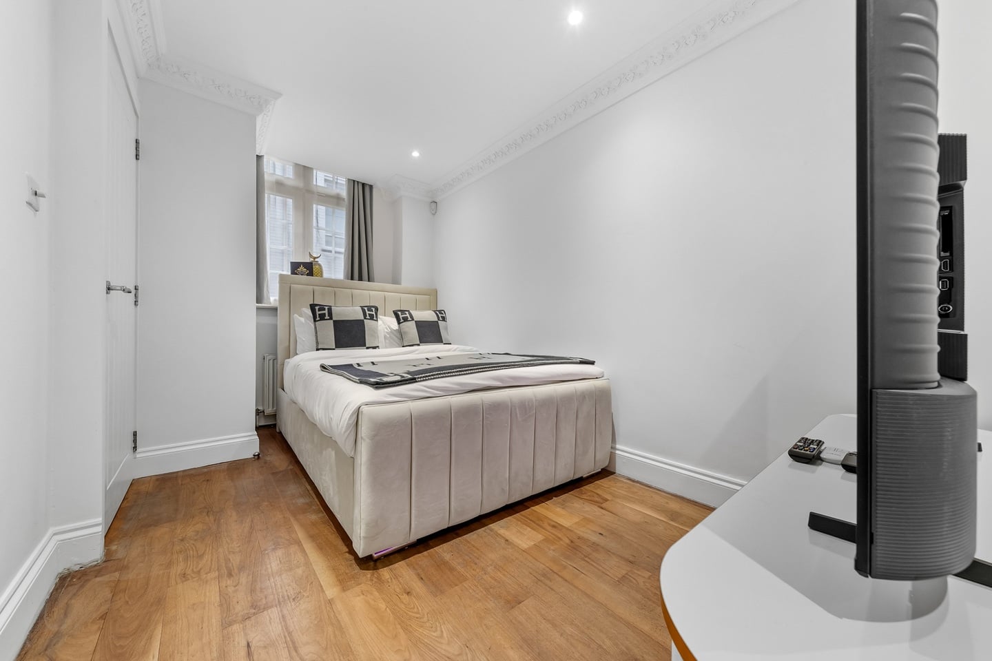 Additional image 9 of 2 Bed Flat, Ovington Mews, SW3, N1 7GU