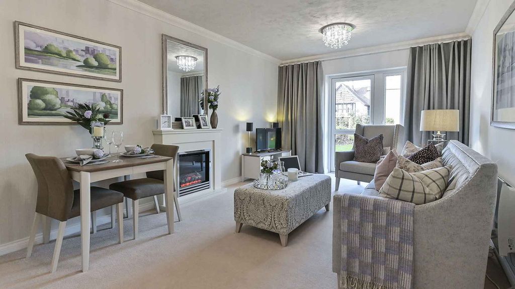 2 bed flat for salePark Road, Diss IP22 photo 4