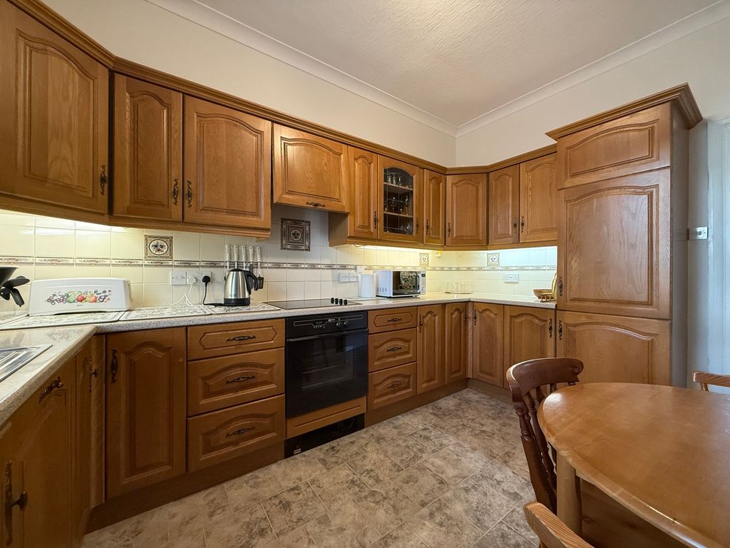 3 bed flat for saleSutton Gardens, Sutton Street, Tenby SA70 photo 2