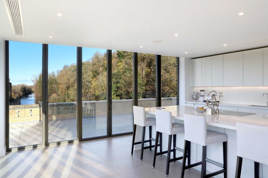 Additional image 12 of 4 bed flat for saleGlen Island, Taplow, Buckinghamshire SL6