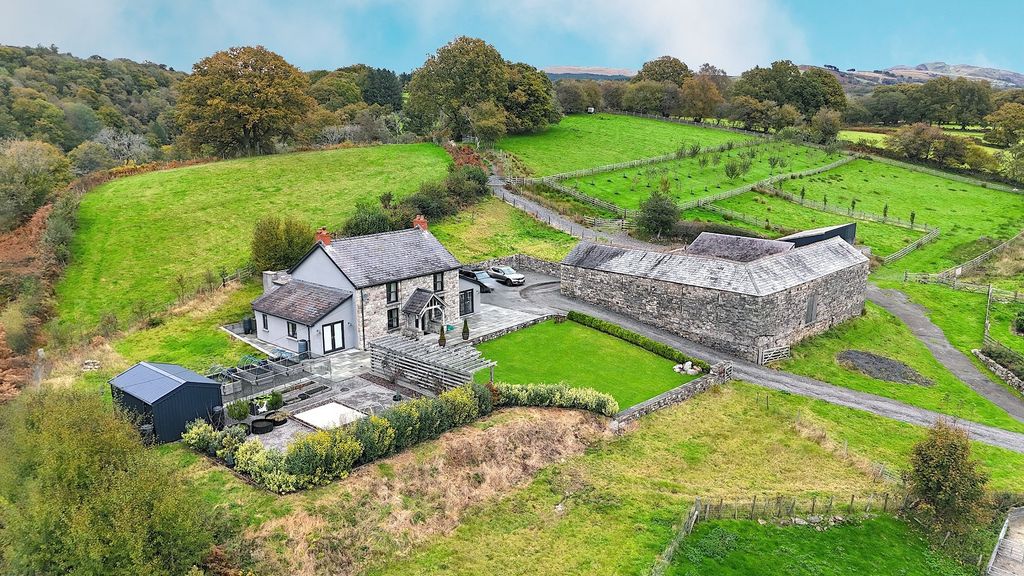 3 bed farm for saleCwmgiedd, Ystradgynlais, Swansea, City And County Of Swansea. SA9