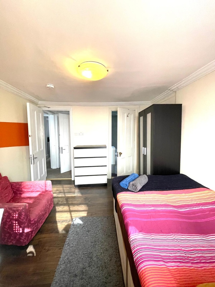 Room in a Shared Flat, London, WC2N