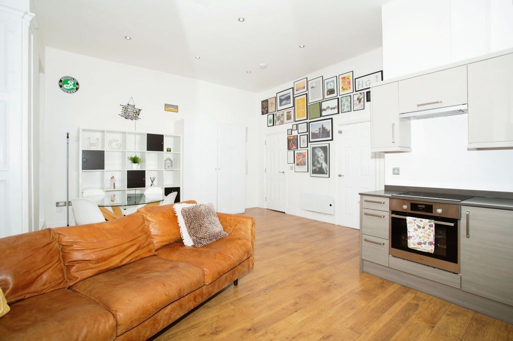 1 bed flat for saleStation Bridge, Harrogate HG1 photo 3
