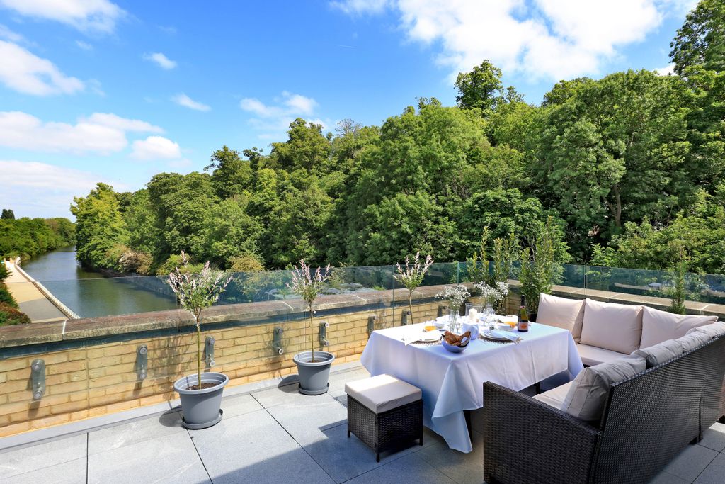 Additional image 2 of 4 bed flat for saleGlen Island, Taplow SL6