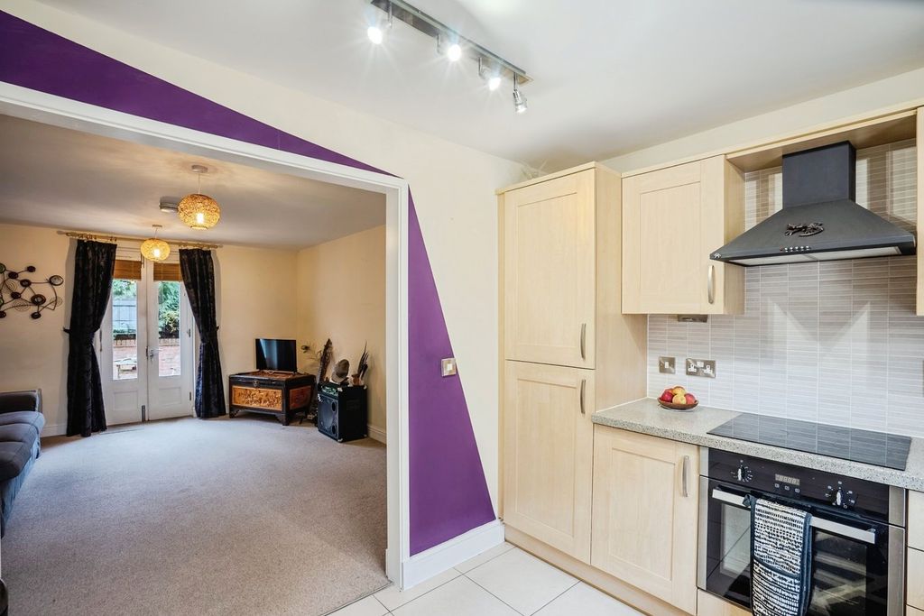 2 bed flat for saleMount Way, Chepstow NP16 photo 4