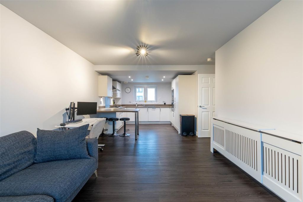 2 bed flat for saleCroll Gardens, Perth PH1 photo 3