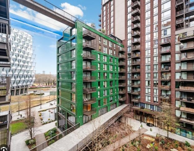 2 Bed Flat, Viaduct Gardens, SW11, N1 7GU