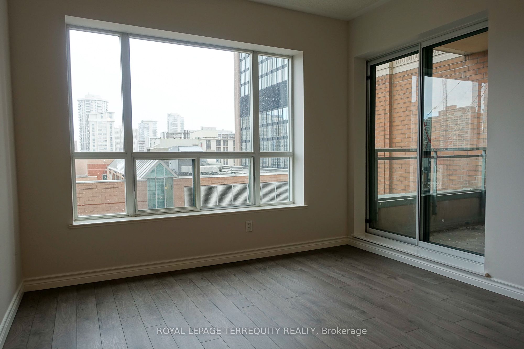 Additional image 3 of 702-887 Bay Street, Toronto, ON, M5S 3K4