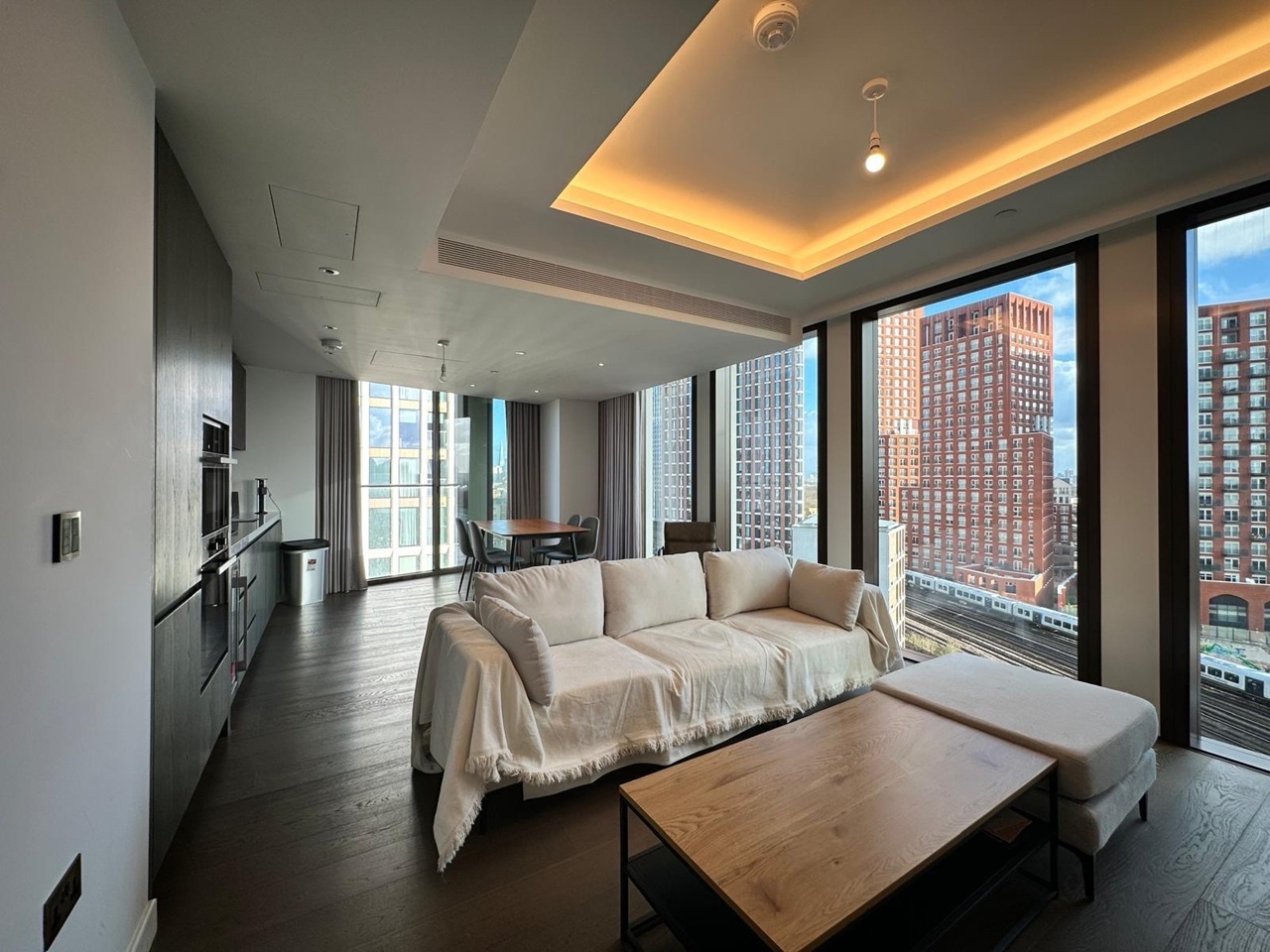 3 Bed Flat, Carnation Way, SW8, SW8 5GZ