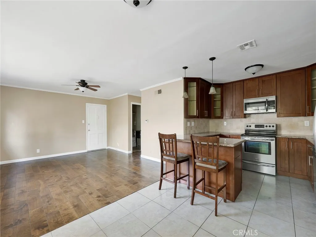 Additional image 10 of 18547 Collins Street Unit B24, Tarzana, CA 91356