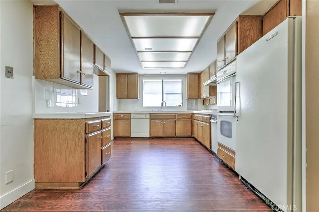 Additional image 30 of 17522 Sherman Way Unit 202, Van Nuys, CA 91406